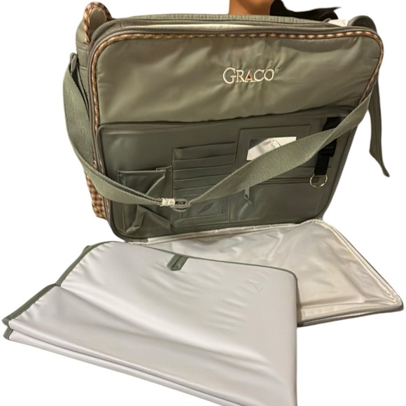 GRACO Katherine Diaper Bag
Separate Changing Station Zippered Parent-Pocket - Picture 3 of 11